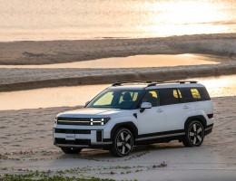 Hyundai SantaFe 2025 vừa ra mắt được biết đến là thế hệ mới nhất của mẫu xe SUV cỡ trung. Xe được “lột xác” hoàn toàn về thiết kế ngoại thất và ngoại thất so với thế hệ cũ nhờ sự vuông vức, rộng rãi hơn.